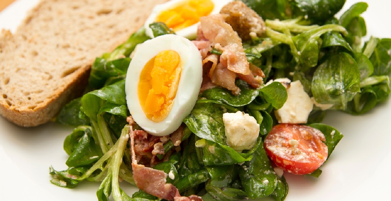 Feldsalat mit Speck und Nüssen